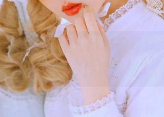 Poppa Chan献上独特私房写真，惠惠为追求美好世界传递祝福.txt